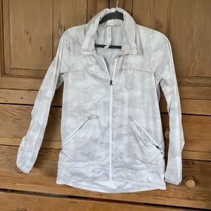 Lululemon gray and white windbreaker size6